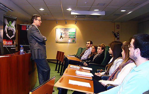 Luciano Conde durante la conferencia con los participantes del Master Superior en Marketing Farmacéutico (EADA)