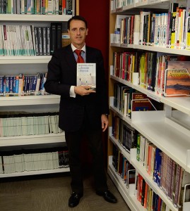 El profesor Eric Viardot fotografiado en la biblioteca de EADA con su último libro.