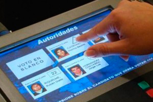 Imagen de las pruebas para implantar el voto electrónico en México D.F. (FOTO: El Universal).
