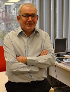 Rafael Sambola, fotografiat al seu despatx d'EADA.