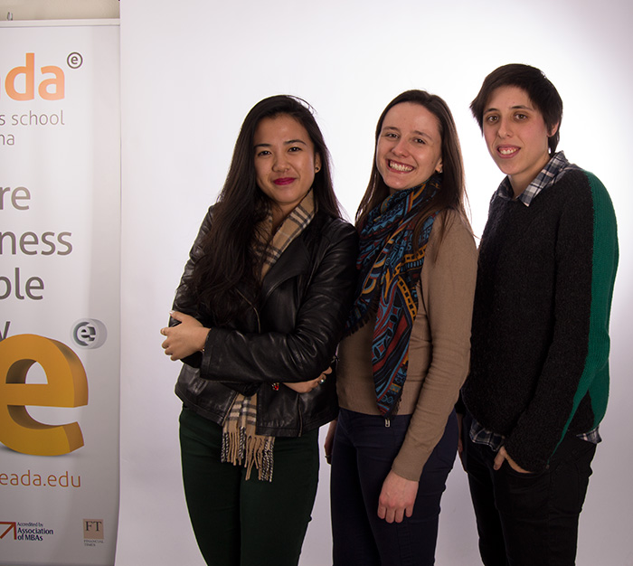 Las estudiantes de EADA son (de izquierda a derecha) Elizabeth Lee, e Ins Marques^y Clara Remacha.