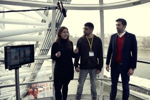 El estudiante de EADA Mateo Pereira (derecha) en la edición del año pasado presentando junto a los otros dos componentes del equipo su proyecto en el London Eye de Londres.