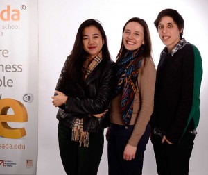 Además de Clara, el Imagine Express 2015 contó con dos representantes más de EADA: Elizabet Lee (izquierda) e Inês Marques (centro).