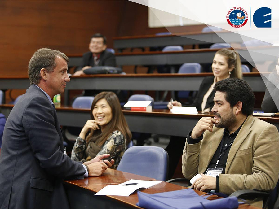 El Dr. David Roman, profesor de Marketing de EADA, durante su ponencia sobre marketing móvil en CENTRUM Católica, en el marco de su XI Semana Internacional.