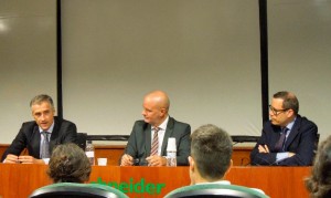 De izquierda a derecha, Sergio Elizalde, director general de Hero en el sur de Europa, Juan Carlos Serra, director del nuevo Programa de Dirección en Consumer Healthcare de EADA y ICH, y Jordi Crespo, socio director de Hamilton.