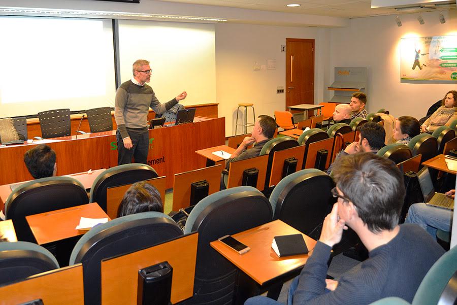 Roselló recomendó a los candidatos identificar sus fortalezas y debilidades y, además, preparar su propuesta de valor en base a lo que demanda la empresa.