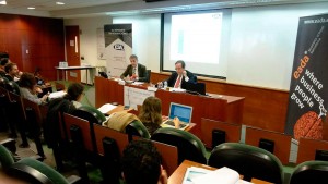 El profesor de EADA Jordi Costa (izquierda) junto a Ernesto Poveda, presidente de ICSA Grupo, en la rueda de prensa de presentación del informe.