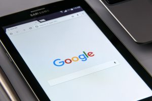 Según Roman, Google guarda no sólo las búsquedas que realizamos sino también aquellas que eliminamos del dispositivo.