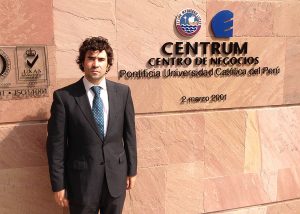 Imagen de Borja en la sede de nuestro partner estratégico CENTRUM Graduate Business School, en Perú.